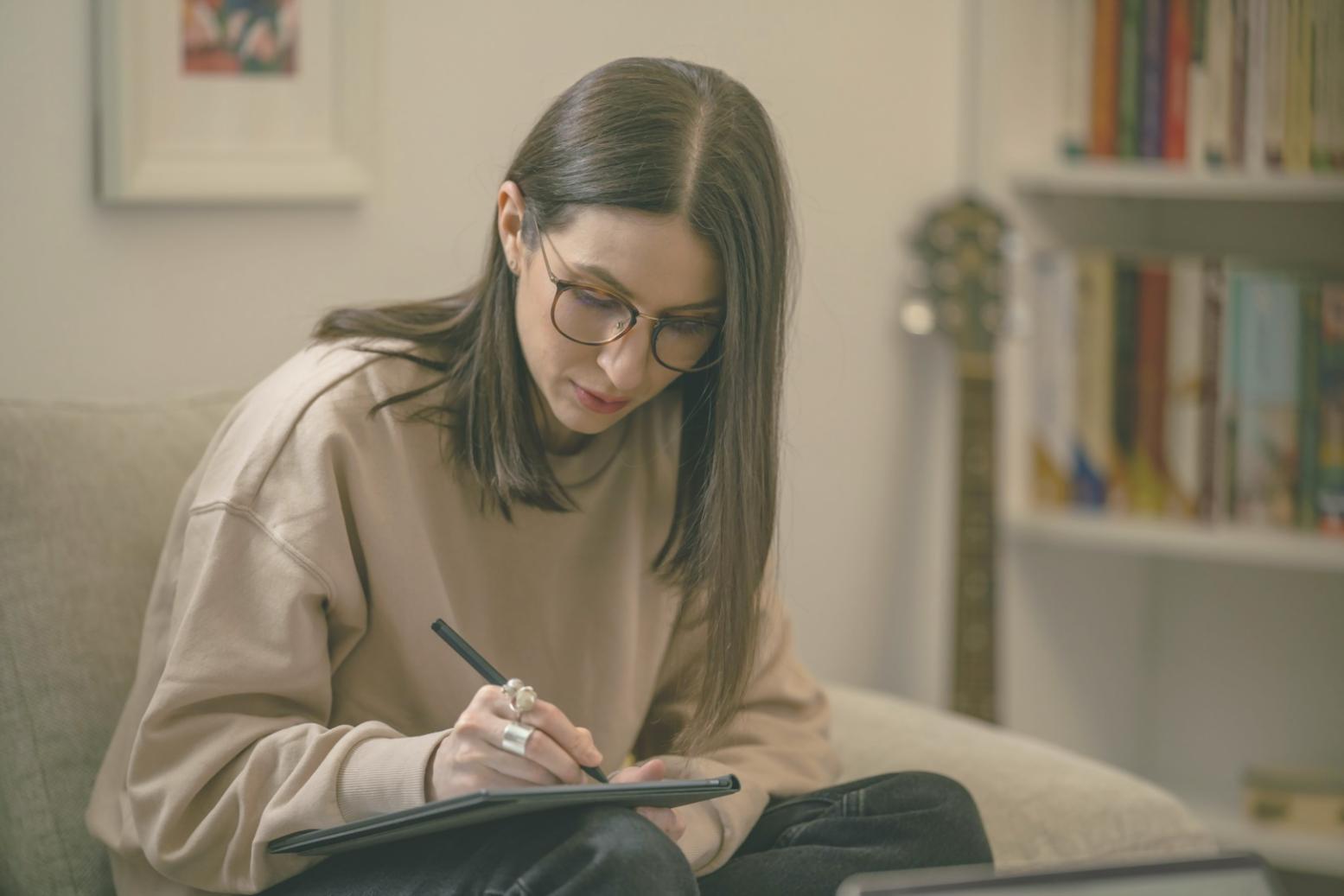 Emprendedor trabajando en estrategias digitales